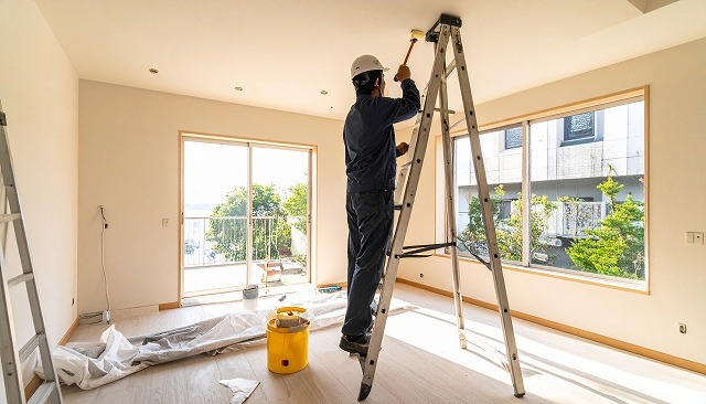 職人がリフォームしている